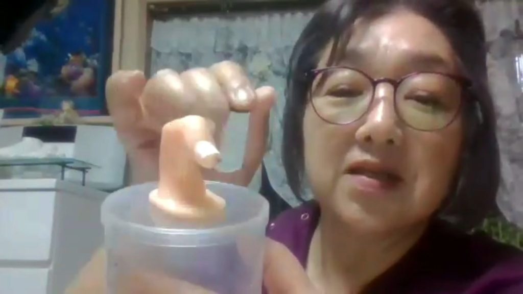 爪やすりの使い方を解説する講師