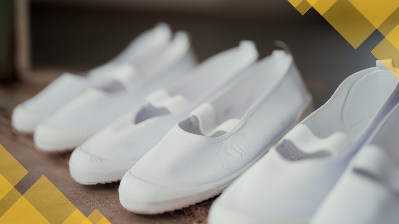 白いバレーシューズ型の上履きの写真。