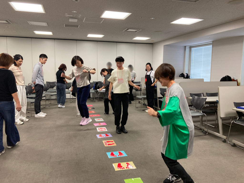 養成講座の対面実技講習で、運動遊びを体験する様子